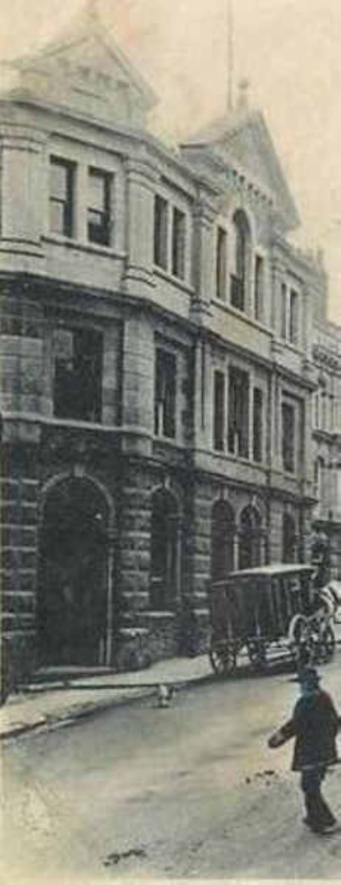 Penzance Post Office in the early 20th Century. (courtesy of Cornish Nostalgic Memory - https://en-gb.facebook.com/groups/738135932932930/))